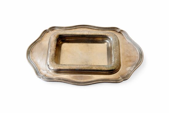 Antīks konservu servēšanas ietvars.